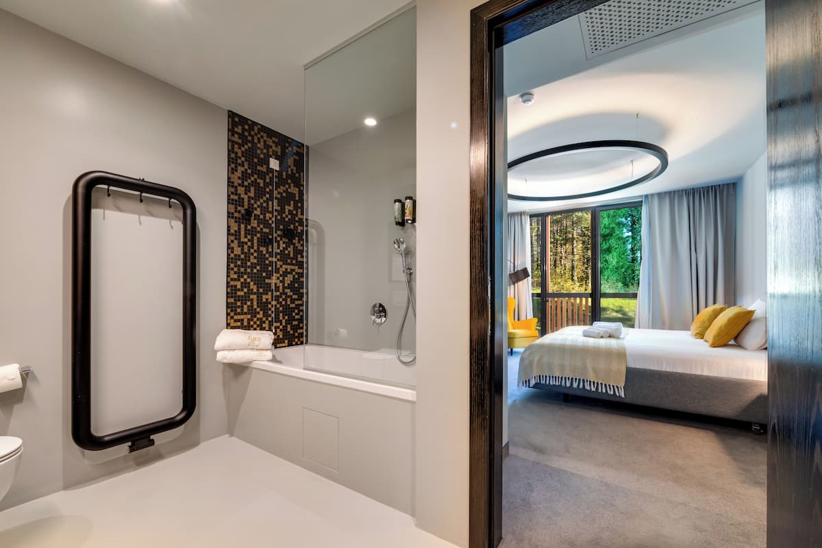 deluxe suite | bathroom | free toiletries, hair dryer, slippers, towels