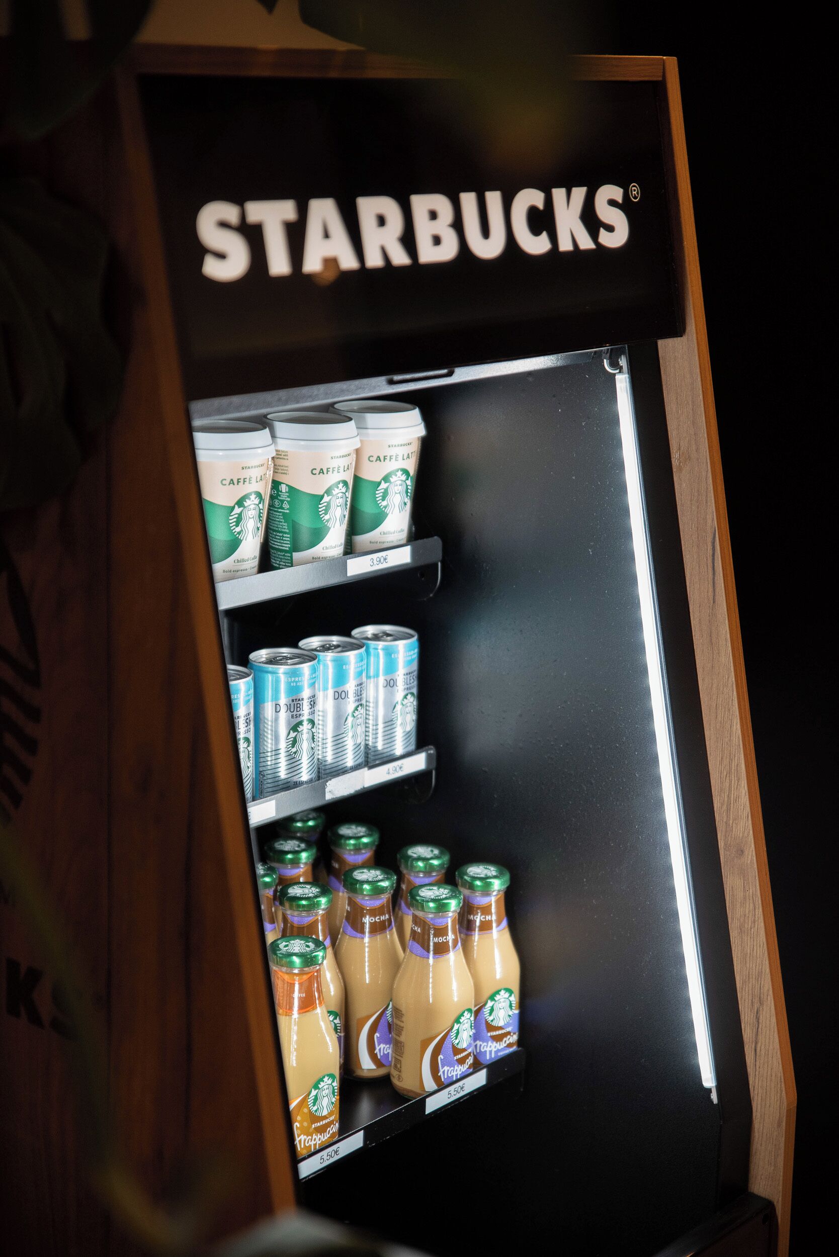 Un refrigerador de Starbucks lleno de diversas bebidas.