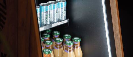 Un refrigerador de Starbucks lleno de diversas bebidas.