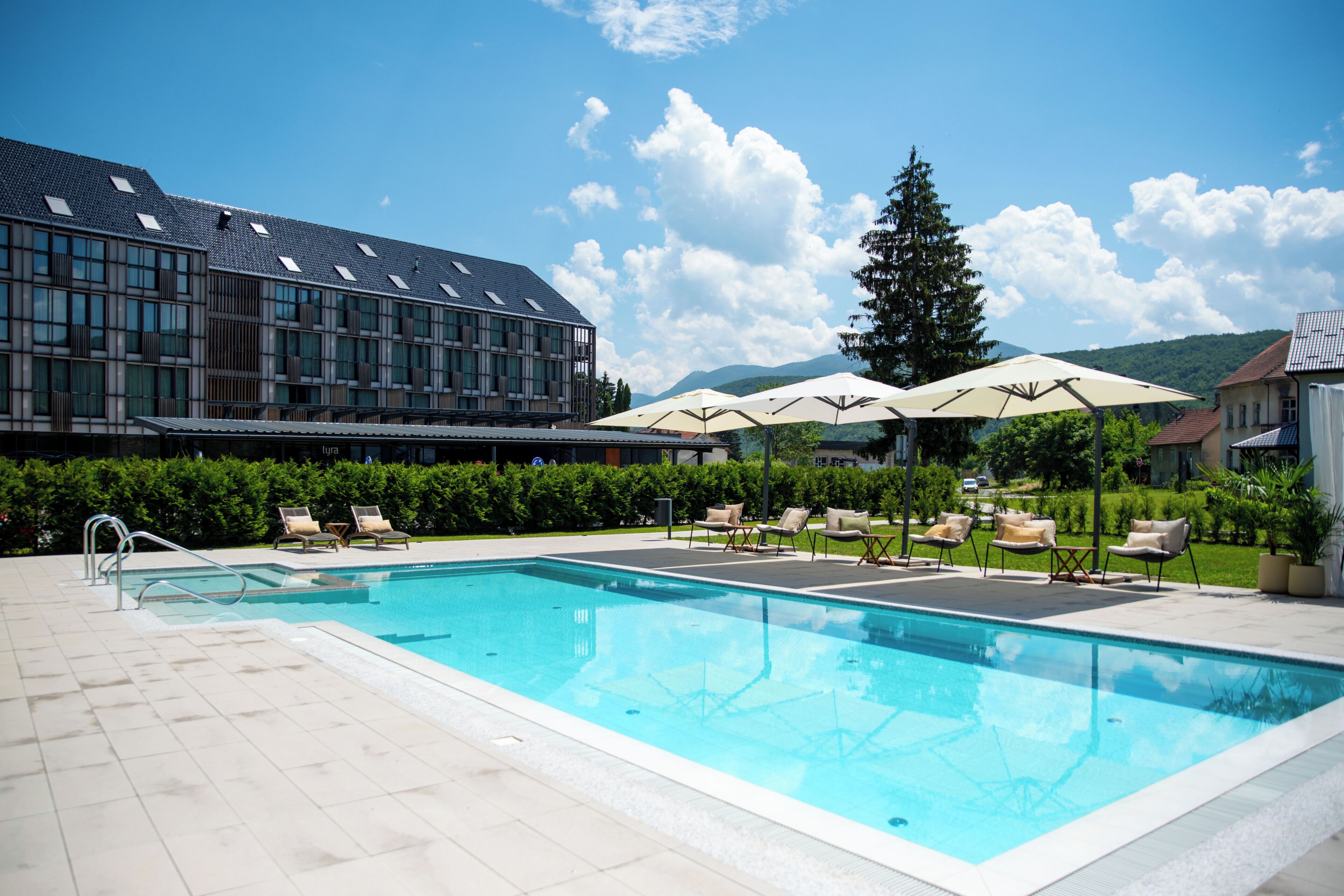Piscine extérieure (ouverte en saison), parasols de plage