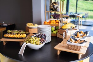 Free daily buffet breakfast