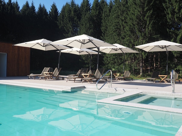Außenpool (je nach Saison geöffnet), Sonnenschirme, Liegestühle