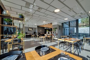 早餐，供應午餐和晚餐