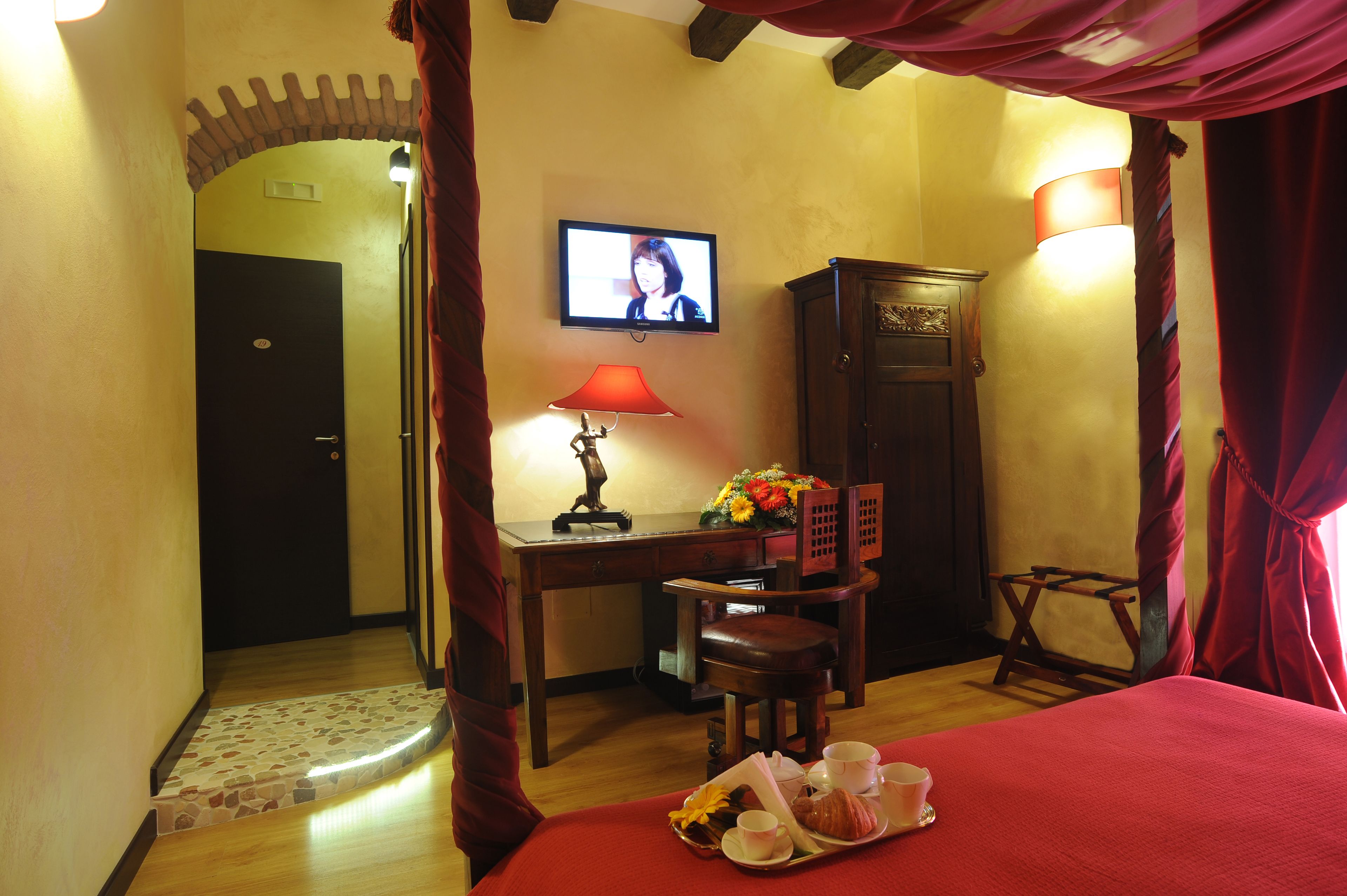 تلفزيون بشاشة مسطحة