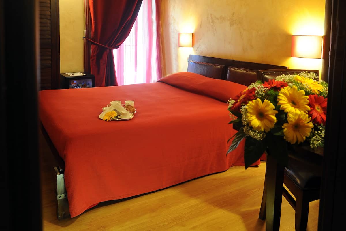 1 bedroom, minibar, desk, iron/ironing board