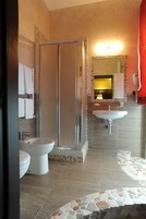 淋浴设施、免费洗浴用品、吹风机、坐浴桶