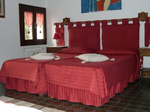 Kamar Double atau Twin | Minibar, meja kerja, dan tempat tidur bayi gratis