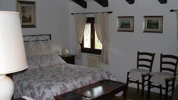 Minibar, escritorio, cunas gratuitas y camas extra