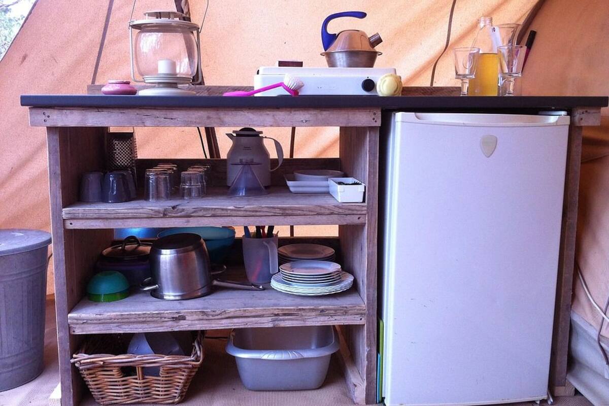 Cafetière/bouilloire, réfrigérateur, plaque de cuisson, chaise haute