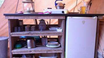 Fridge, stovetop, coffee/tea maker, highchair