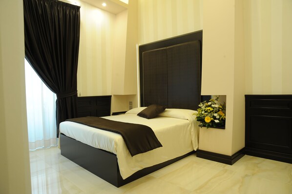 1 chambre, minibar, bureau, fer et planche à repasser