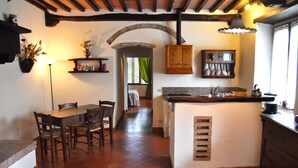 Departamento, 1 habitación, vista al jardín (La Capinera) | Cocina privada | Cafetera y tetera, refrigerador, parrilla de estufa y tetera eléctrica