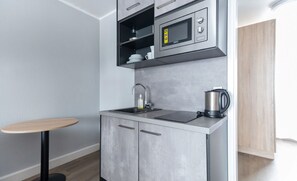 Triple Room, 1 Bedroom | Private kitchen - centerroom Muenchen City (Munich)