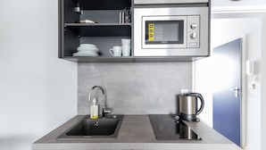 Triple Room, 1 Bedroom | Private kitchen | Espresso maker, coffee/tea maker, fridge, microwave - centerroom Muenchen City (Munich)