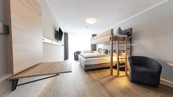 Dreibettzimmer, 1 Schlafzimmer | Wohnbereich | 38-Zoll-Flachbildfernseher mit Kabelempfang, Fernseher