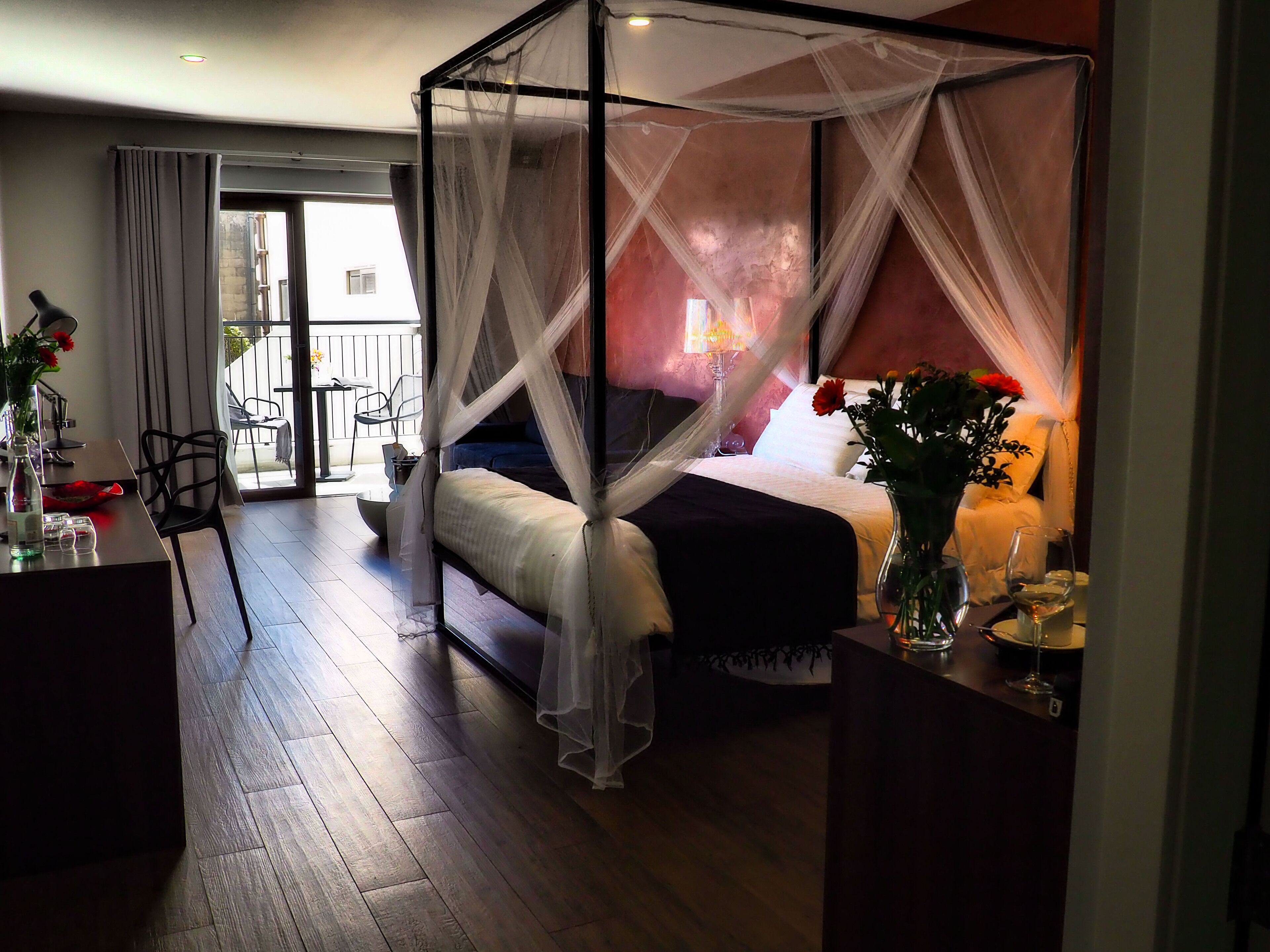 deluxe double room (deluxe suite) | minibar, in-room safe, desk, blackout curtains