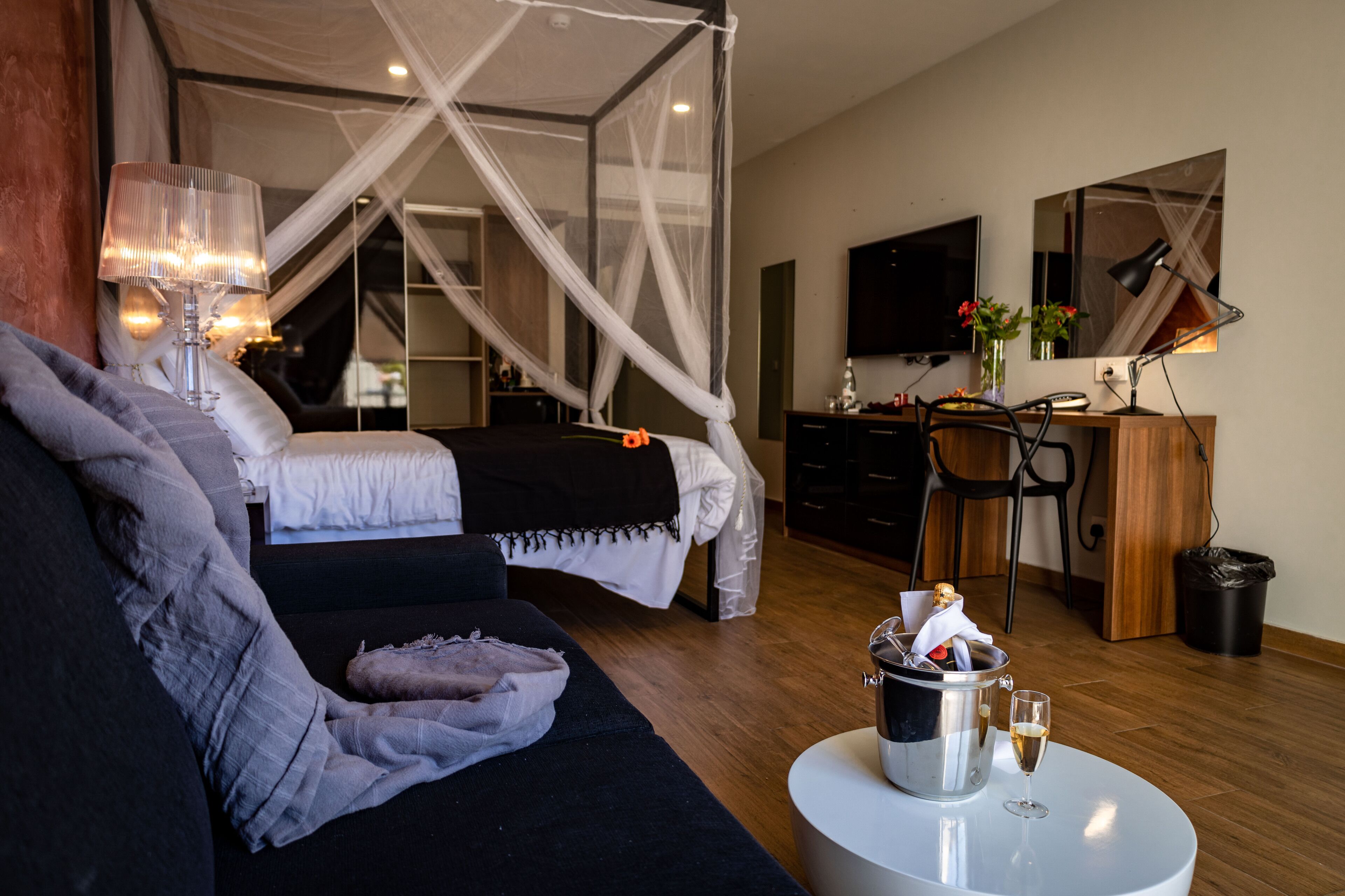 Phòng đôi Deluxe (Deluxe Suite) | Minibar, két bảo mật tại phòng, bàn, màn/rèm cản sáng 