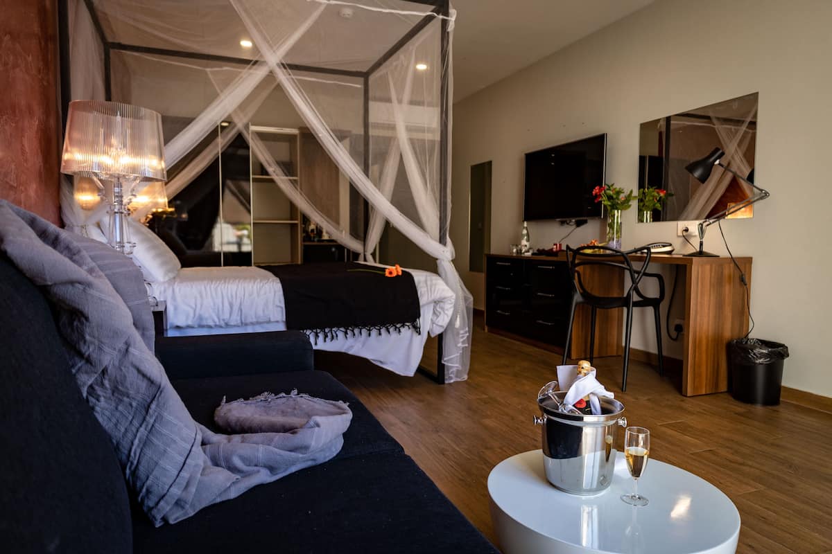 deluxe double room (deluxe suite) | minibar, in-room safe, desk, blackout curtains