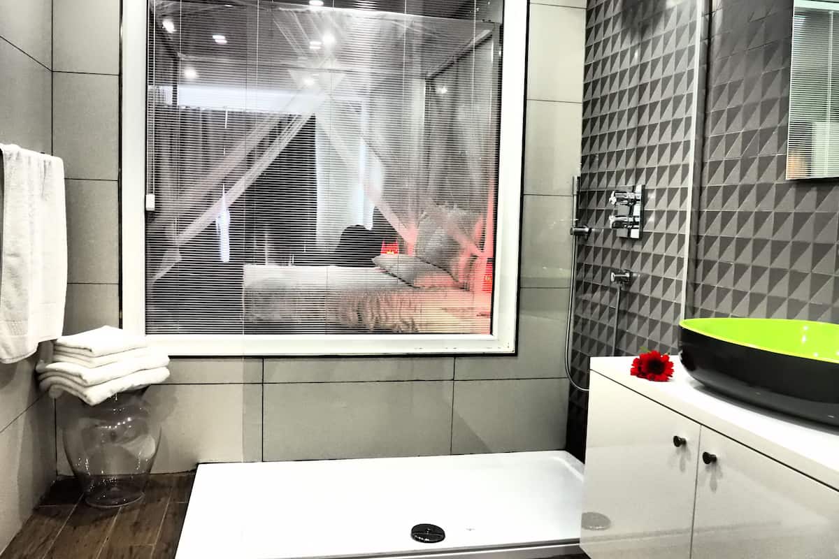 room (superior suite) | bathroom | deep-soaking bathtub, rainfall showerhead, free toiletries, hair dryer