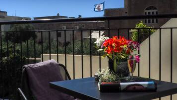 Minibar, caja de seguridad en la habitación y escritorio