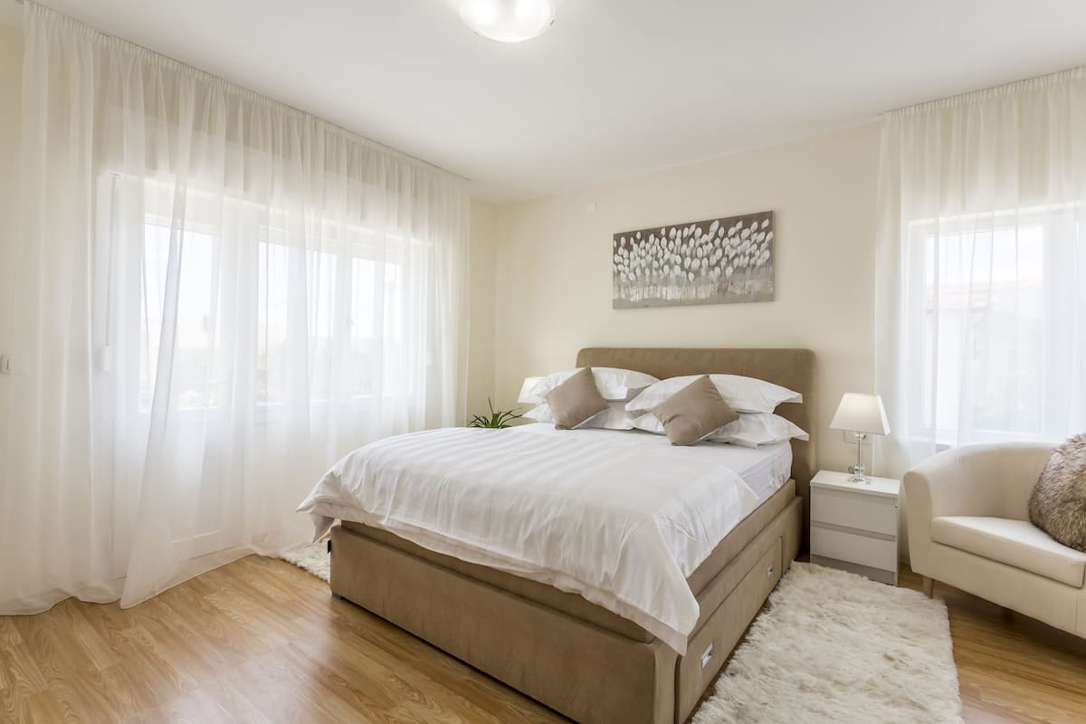 Une chambre à coucher avec un lit, une table de chevet et une chaise.