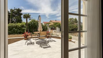 Ropa de cama de alta calidad y caja de seguridad en la habitación