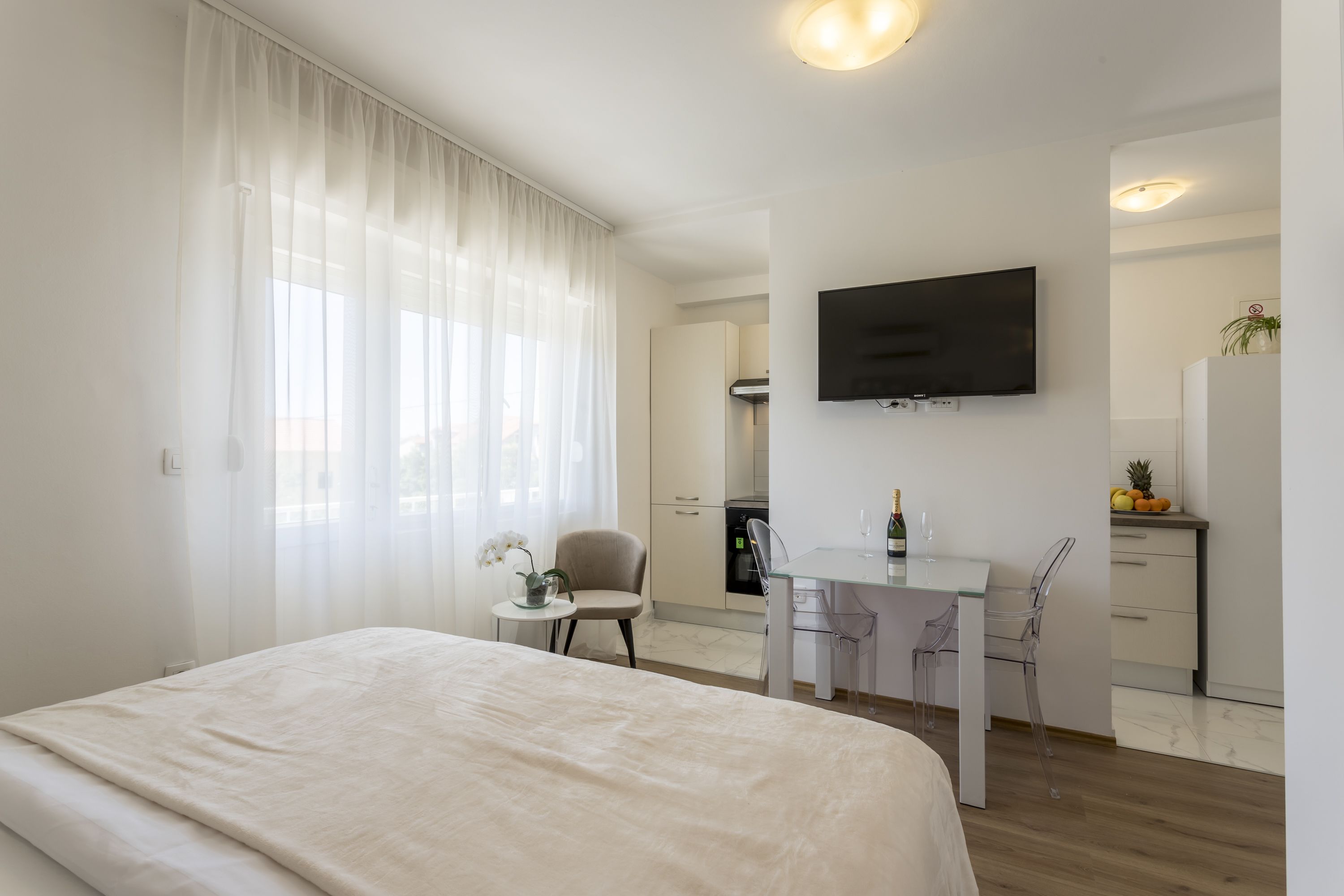 Comfort Studio | Premium bedding, in-room safe, desk, soundproofing