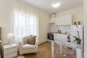 Studio, 1 Bedroom, Tower | In-room dining