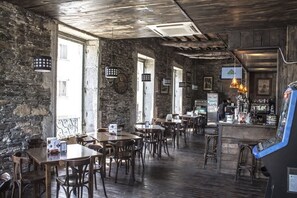 Daily continental breakfast (EUR 3 per person)