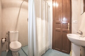 Shower, free toiletries, towels