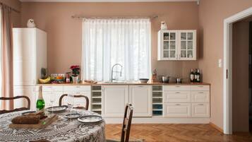 Apartment, 3 Bedrooms | Private kitchenette | Fridge, oven, stovetop, cookware/dishes/utensils