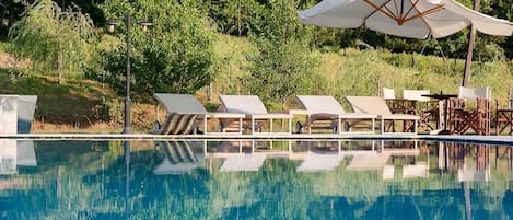 Una piscina al aire libre