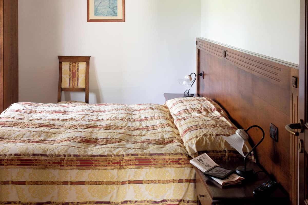Comfort Room | Desk, laptop workspace, WiFi (free), individually decorated