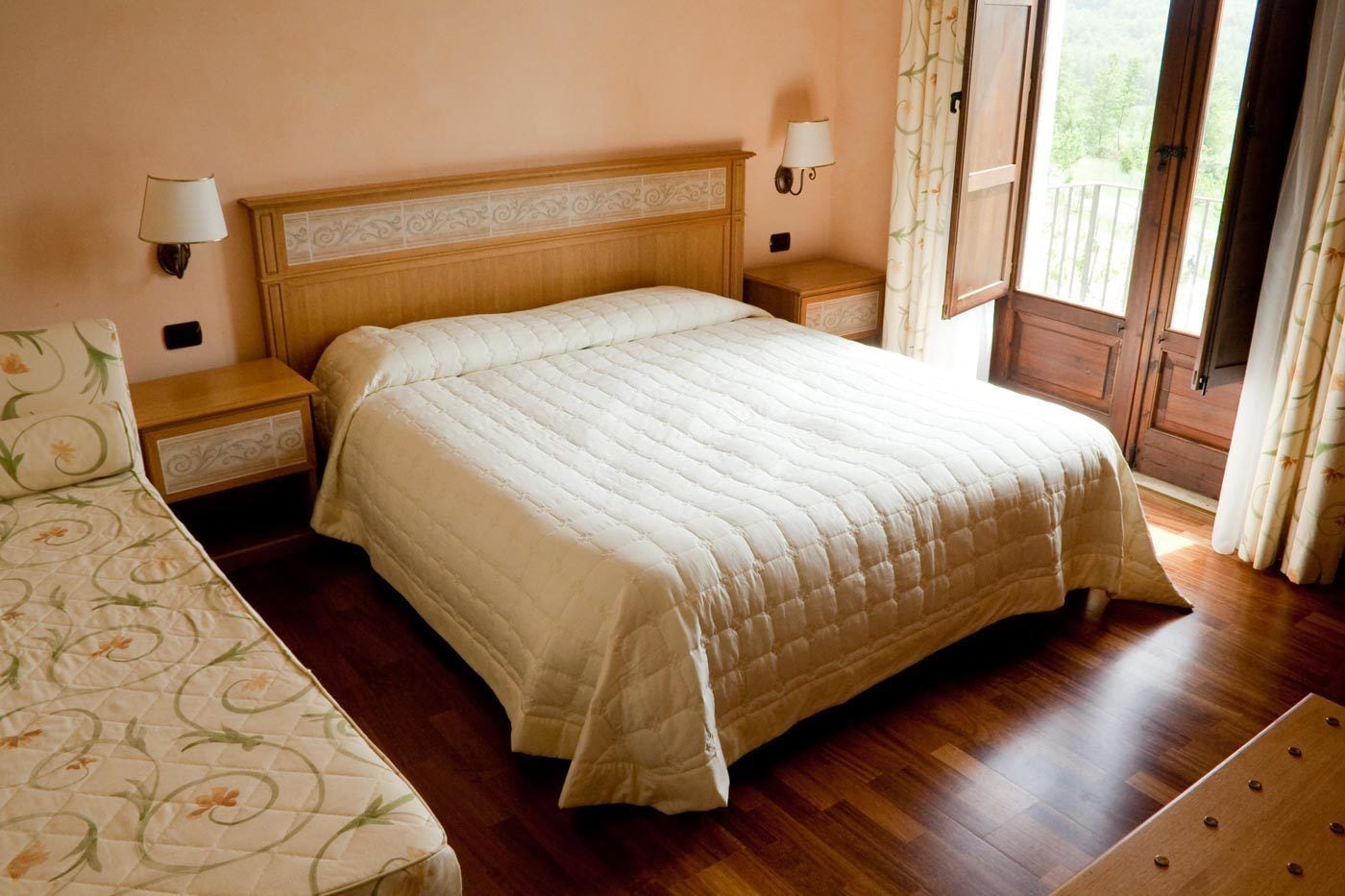 Doppel- oder Zweibettzimmer | Individuell dekoriert, Schreibtisch, laptopgeeigneter Arbeitsplatz