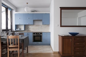 Departamento | Cocina privada | Refrigerador, horno, parrilla de estufa y cafetera y tetera 