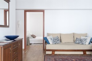 Kühlschrank, Ofen, Herdplatte, Wasserkocher mit Kaffee-/Teezubehör