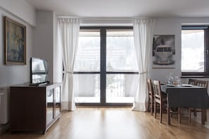 Departamento | Cocina privada | Refrigerador, horno, parrilla de estufa y cafetera y tetera 