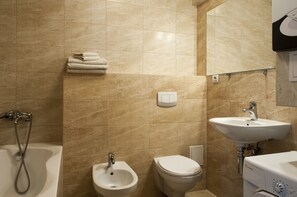 Departamento | Baño | Tina, amenidades de baño gratuitas, secadora de cabello, bidet 