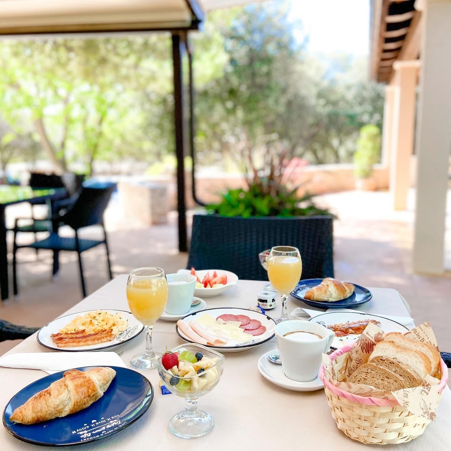 Petit déjeuner (9 EUR par personne)