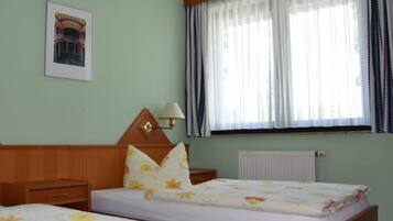 Family Suite | Desk, iron/ironing board, free WiFi, bed sheets