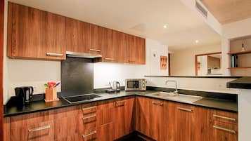 Departamento | Cocina privada | Refrigerador, microondas, parrilla de estufa y lavavajillas