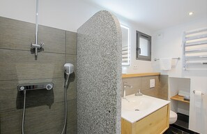T2 | Bathroom | Shower, rainfall showerhead, free toiletries, hair dryer