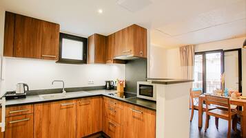 T2 | Private kitchen | Fridge, microwave, stovetop, dishwasher