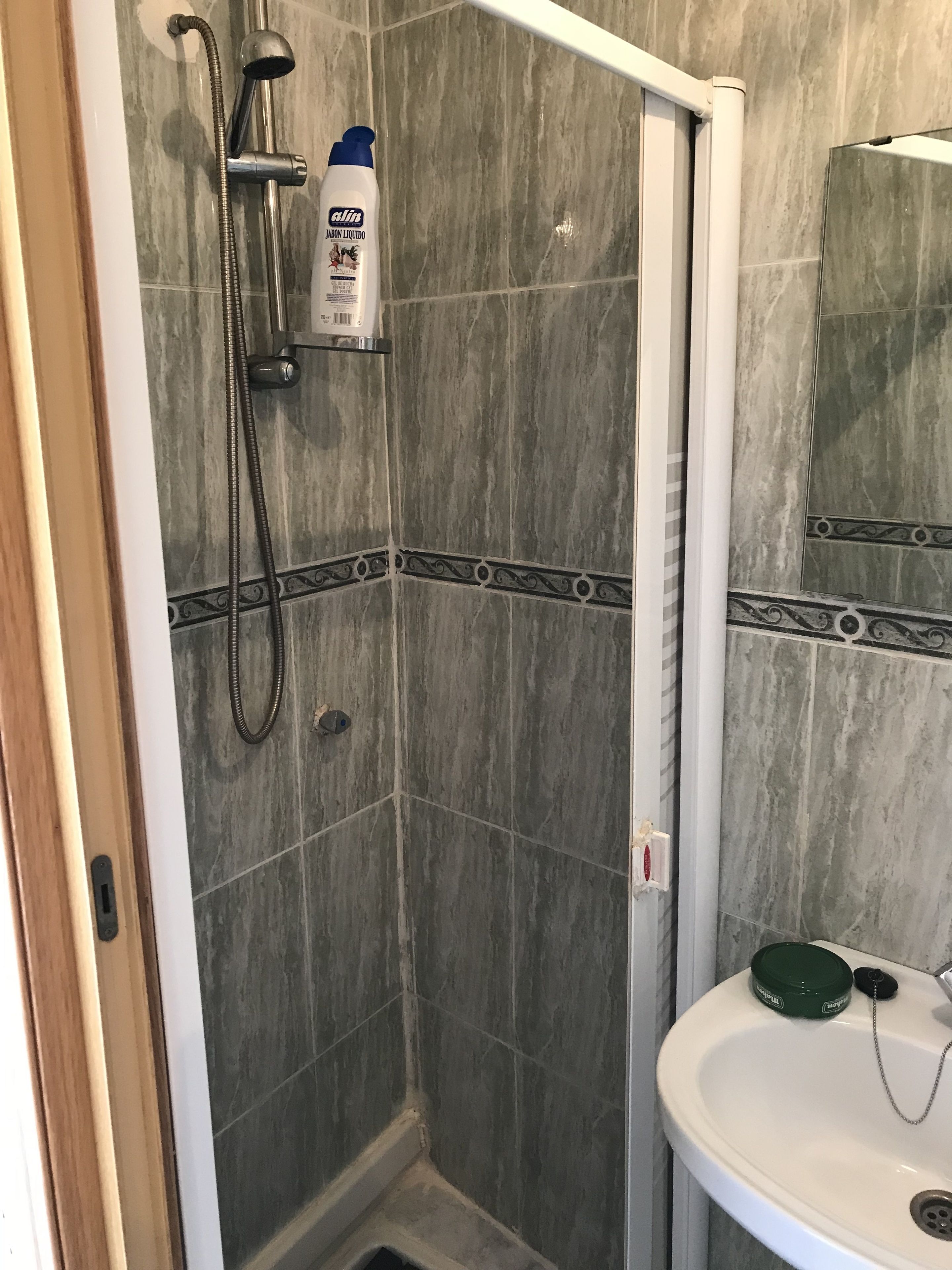 Ducha, artículos de higiene personal gratuitos y toallas