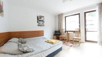 Triple Room, Balcony | Iron/ironing board, free WiFi, bed sheets