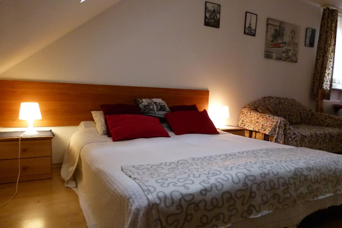 Driepersoonskamer, bad | Een strijkplank/strijkijzer, gratis wifi, beddengoed