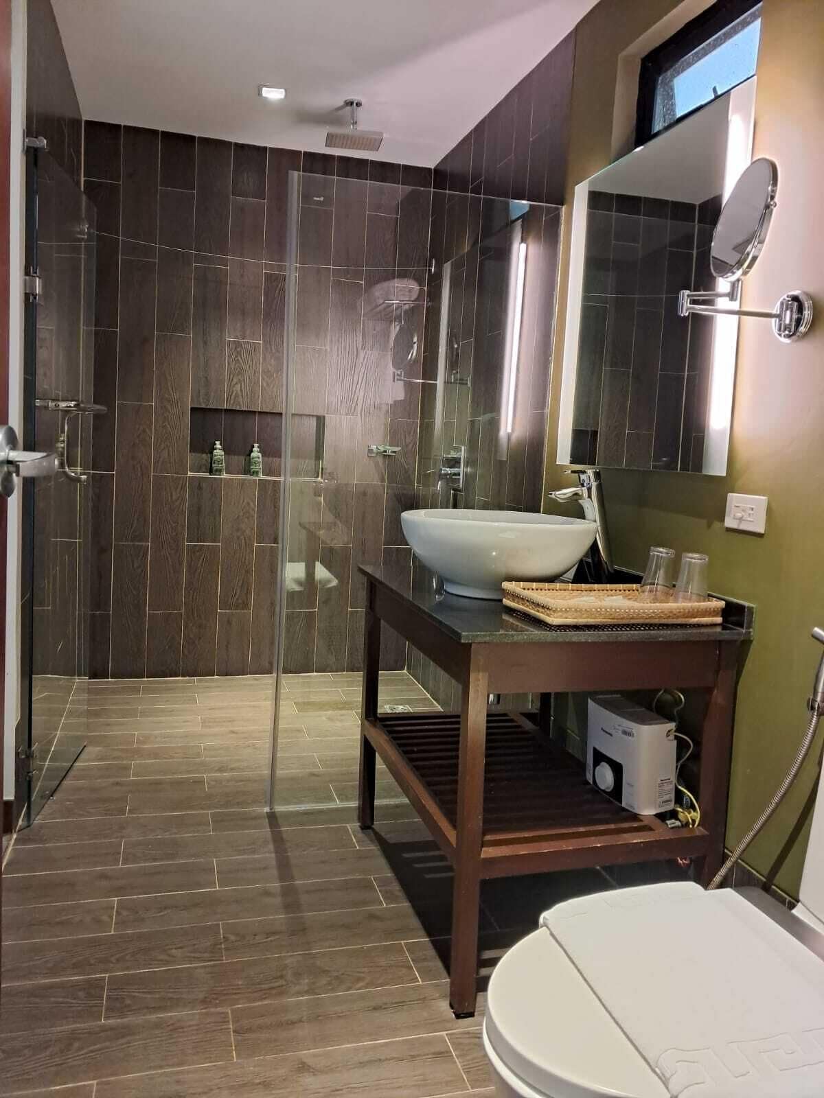 presidential suite | bathroom | shower, free toiletries, hair dryer, bathrobes