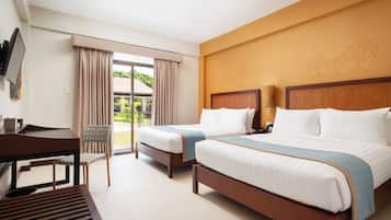 Minibar, caja de seguridad en la habitación y escritorio