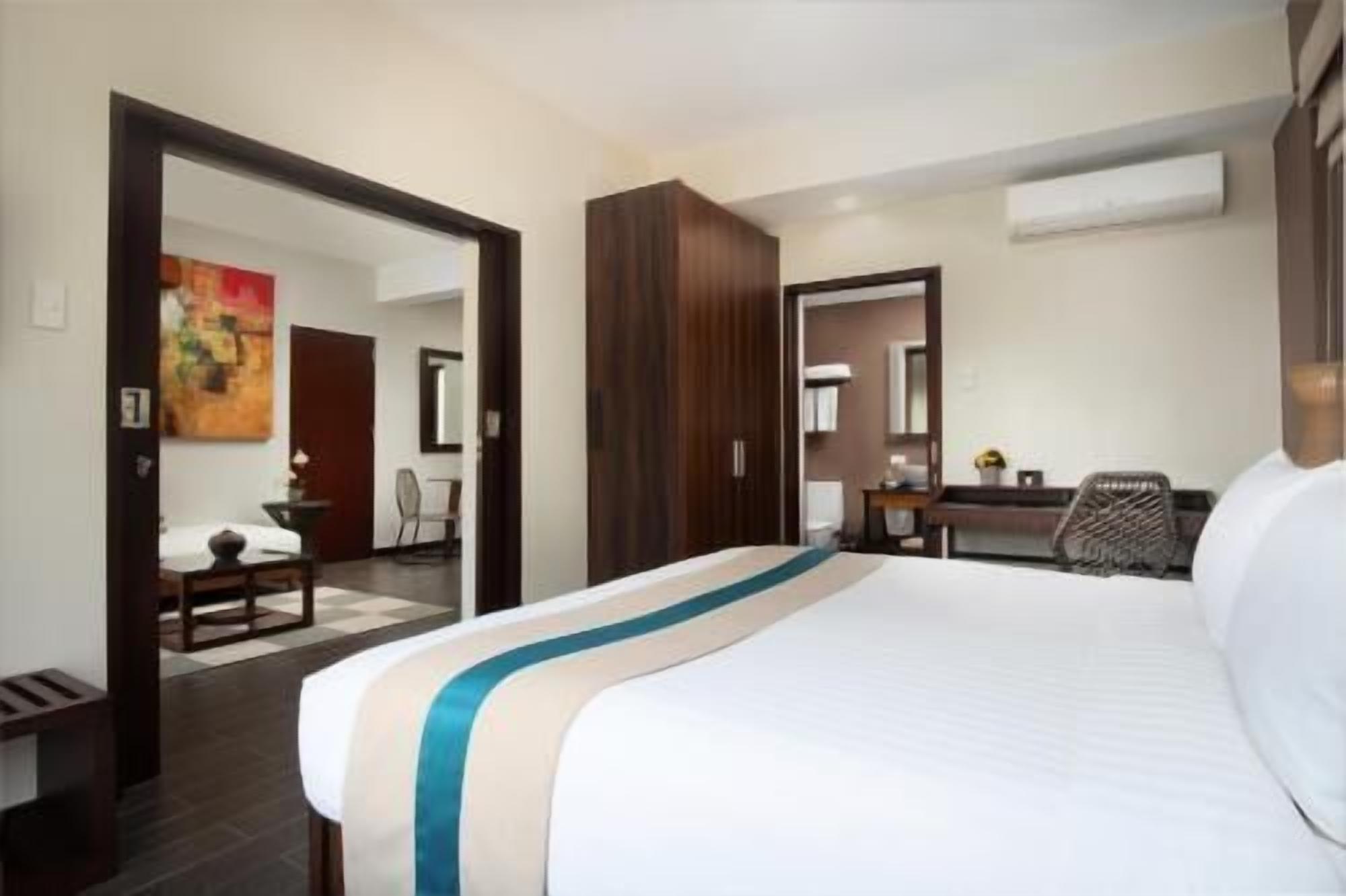 มินิบาร์, ตู้นิรภัยในห้องพัก, โต๊ะทำงาน, พื้นที่ทำงานแบบใช้แล็ปท็อป