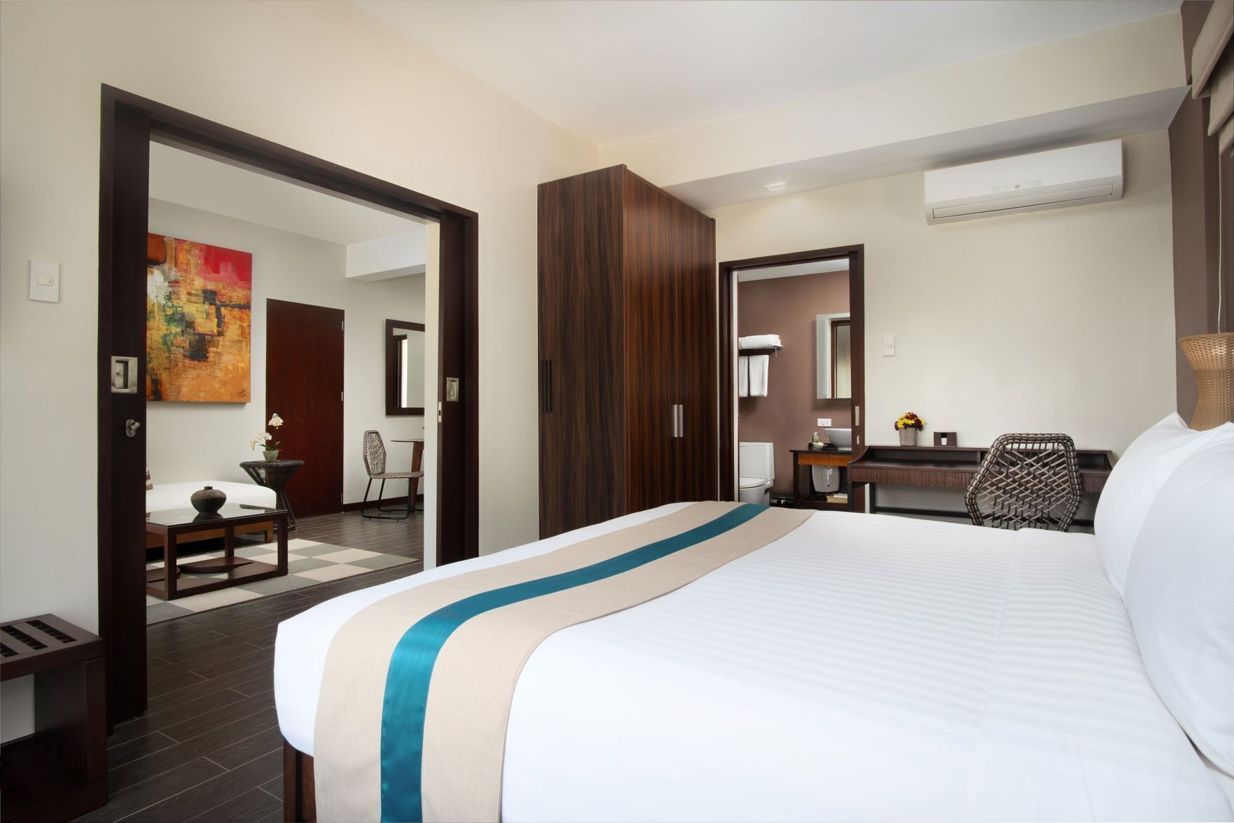 มินิบาร์, ตู้นิรภัยในห้องพัก, โต๊ะทำงาน, พื้นที่ทำงานแบบใช้แล็ปท็อป